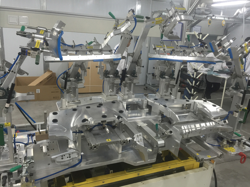 傳統汽車內飾包覆對線機使用不方便問題更新技術